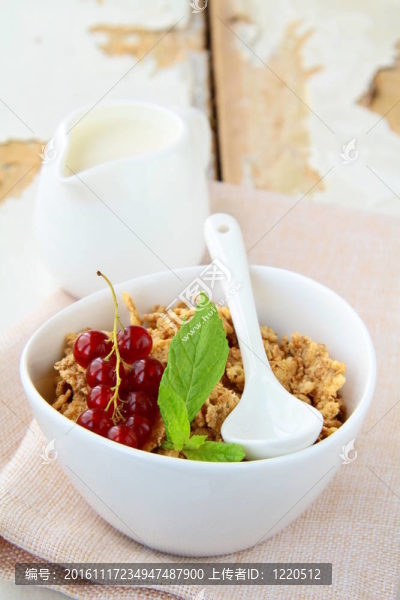 玉米片加牛奶碗