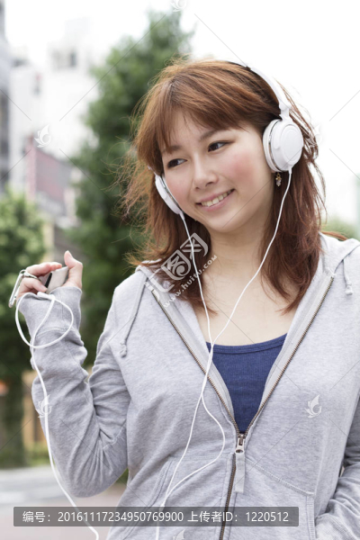 戴耳機的年輕女子