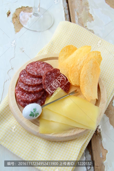 意大利臘腸；奶酪和薯條