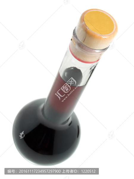 白底紅葡萄酒瓶