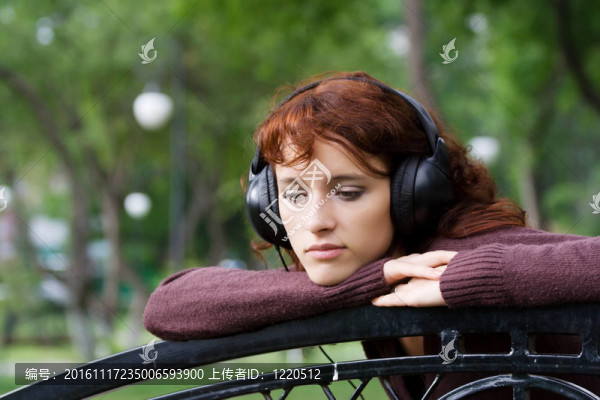 年輕的女人聽音樂