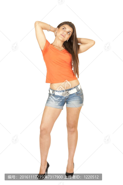 美麗的女孩站起來，抬頭看