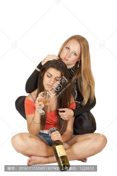 兩個(gè)漂亮女孩帶著一瓶酒