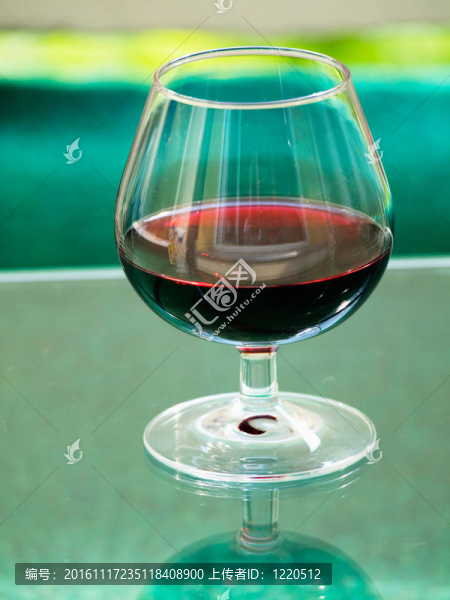 含酒精飲料的玻璃