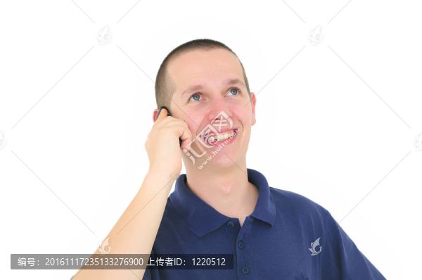 年輕的微笑的男人在電話(huà)里交談