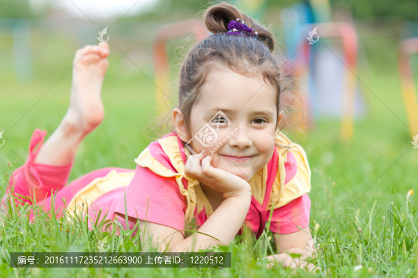 那個(gè)女孩躺在草地上