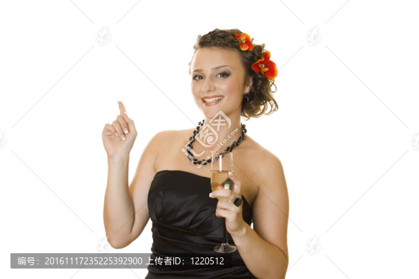 喝著一杯香檳的女人