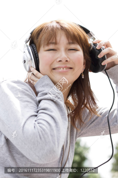 戴耳機的年輕女子