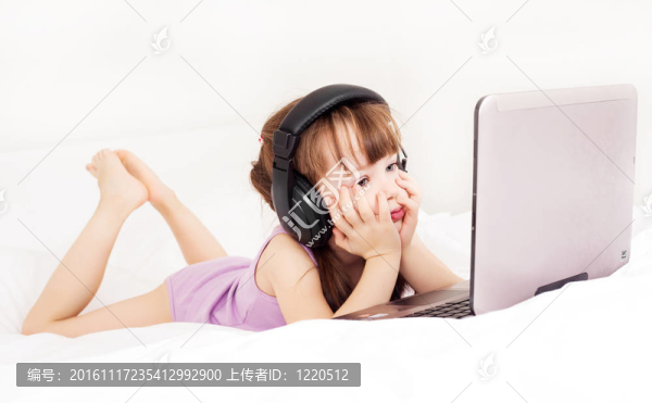帶筆記本的孩子