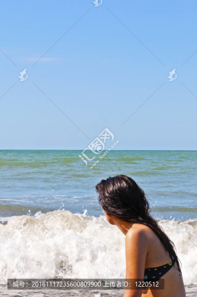 在一個廢棄的海灘上的女孩