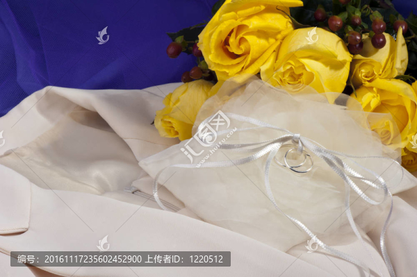 結(jié)婚戒指；結(jié)婚禮服和玫瑰