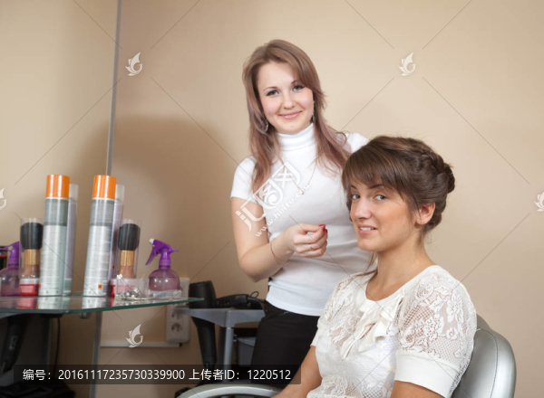 發(fā)型師與長(zhǎng)發(fā)女孩