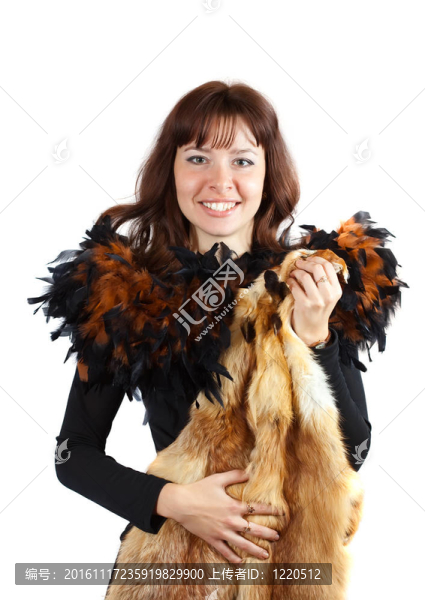 女孩在羽毛衣服女孩與狐貍毛皮