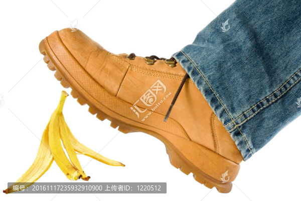 男子踩香蕉皮