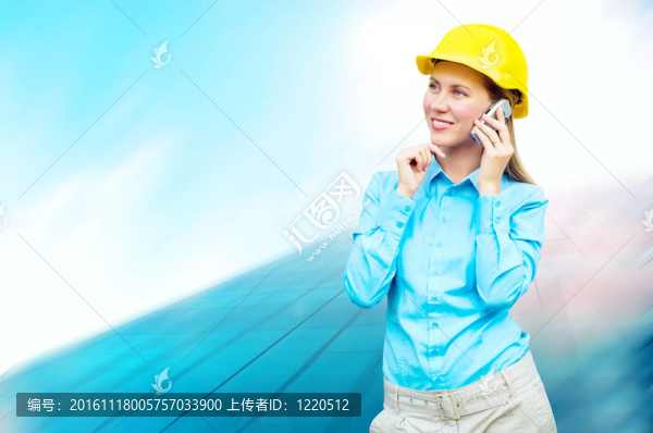 站在建筑物背景上的年輕建筑師女士戴著防護(hù)頭盔