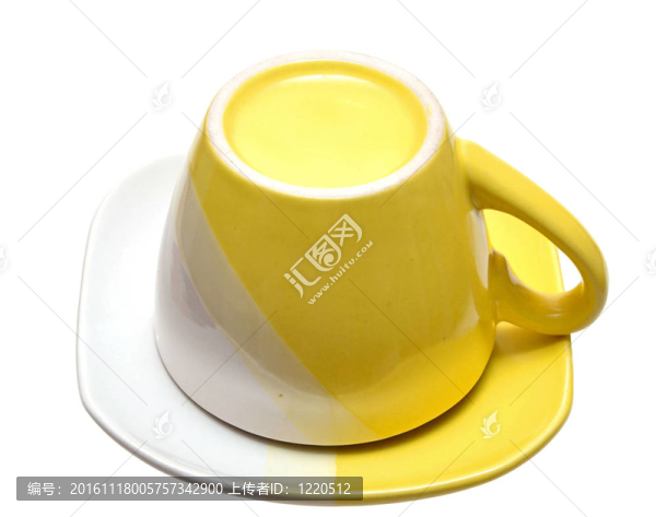 白色背景上的黃色茶杯