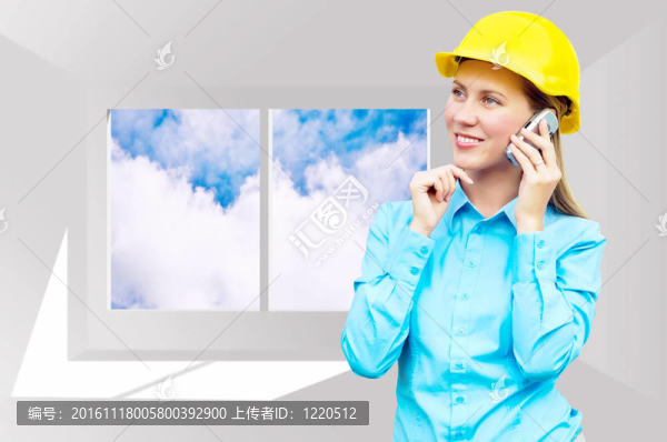站在建筑物背景上的年輕建筑師女士戴著防護(hù)頭盔