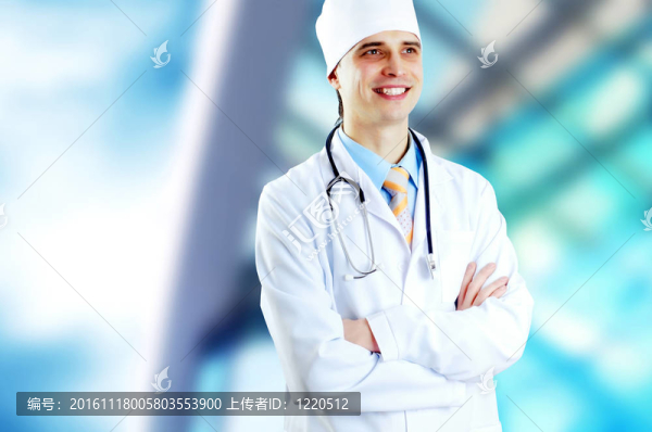 微笑的醫(yī)生在醫(yī)院背景的聽診器