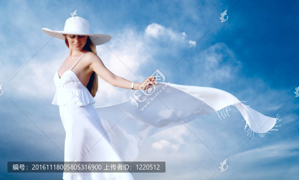 在藍(lán)色的天空背景主要在白色的年輕漂亮的女人