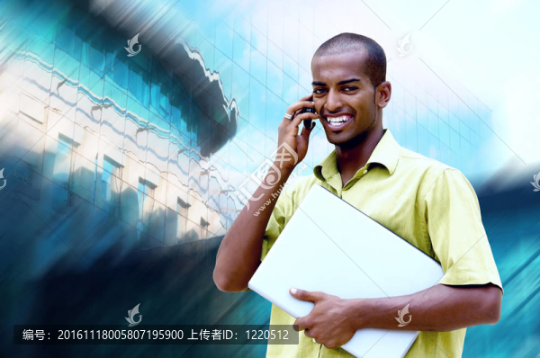 年輕快樂的人或學生筆記本電腦和手機的業(yè)務背景