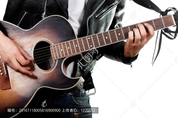 吉他演奏者在白色背景上孤立的吉他