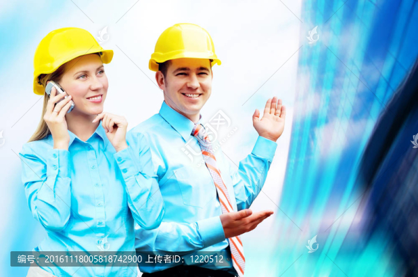 站在建筑物背景上的年輕建筑師戴著防護頭盔