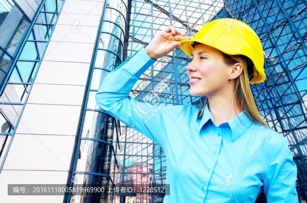 站在建筑物背景上的年輕建筑師女士戴著防護(hù)頭盔
