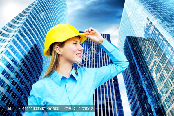 站在建筑物背景上的年輕建筑師女士戴著防護(hù)頭盔