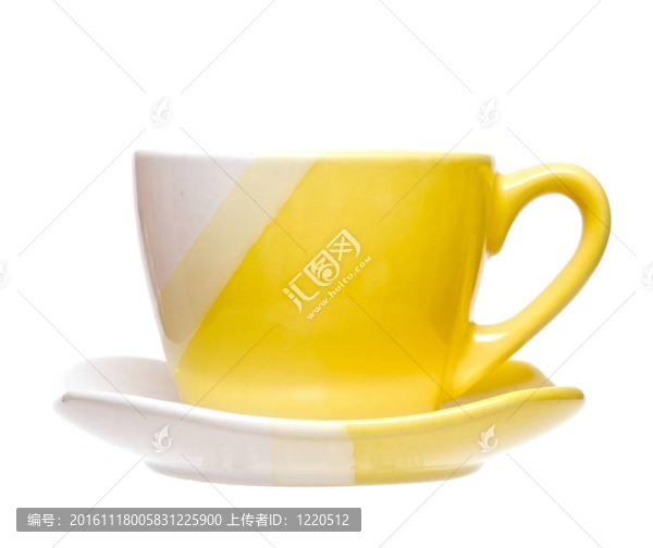 白色背景上的黃色茶杯