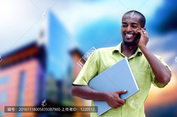 年輕快樂的人或學生筆記本電腦和手機的業(yè)務背景