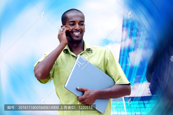 年輕快樂(lè)的人或?qū)W生筆記本電腦和手機(jī)的業(yè)務(wù)背景