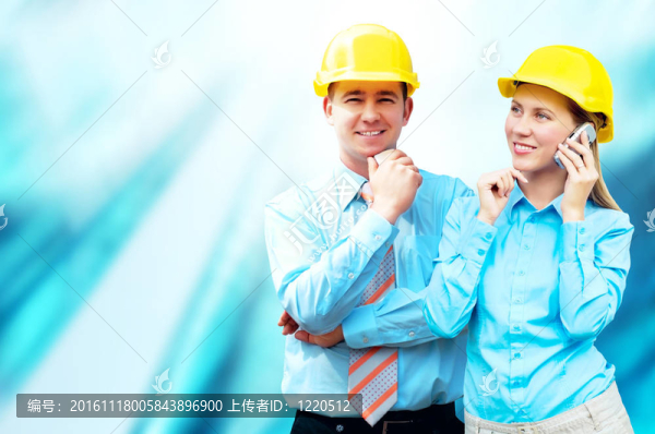 站在建筑物背景上的年輕建筑師戴著防護(hù)頭盔