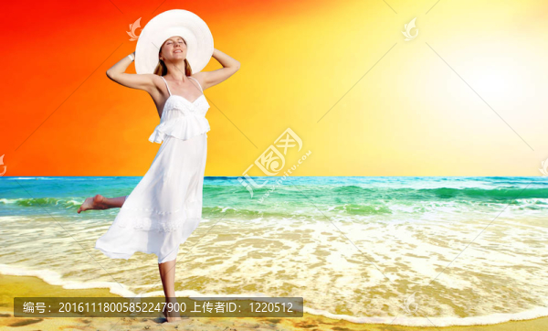 在陽(yáng)光明媚的熱帶海灘主要在白色的年輕漂亮的女人