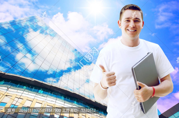 年輕快樂的人或?qū)W生筆記本電腦和手機的業(yè)務(wù)背景