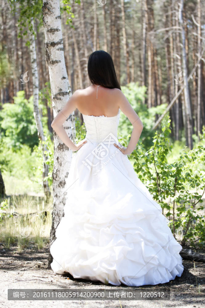 新娘站在公園的后面
