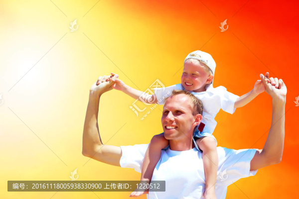 快樂的父親給他的兒子一個背對天空背景