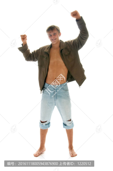 穿牛仔褲和夾克的男孩