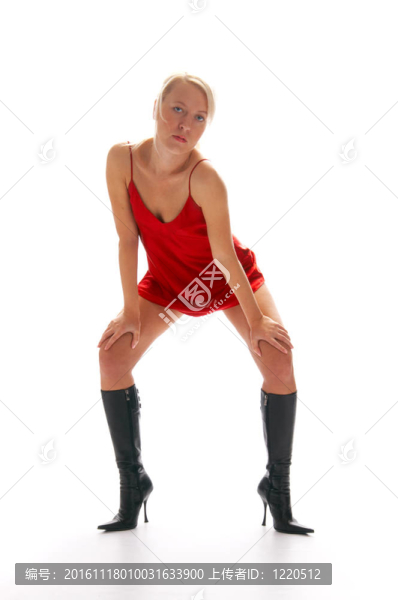 穿著紅色晚禮服的金發(fā)女孩