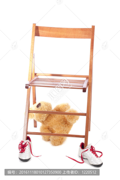 鞋子；椅子和玩具熊