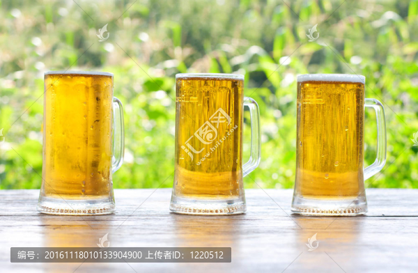 三杯啤酒