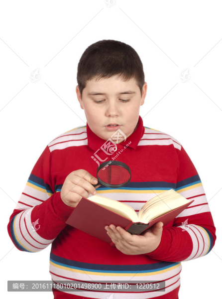 讀一本書的男孩