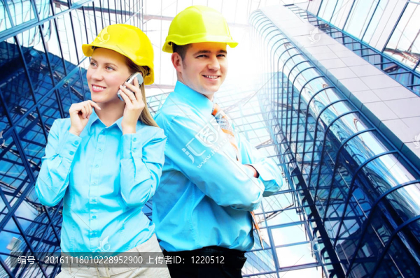 站在建筑物背景上的年輕建筑師戴著防護頭盔