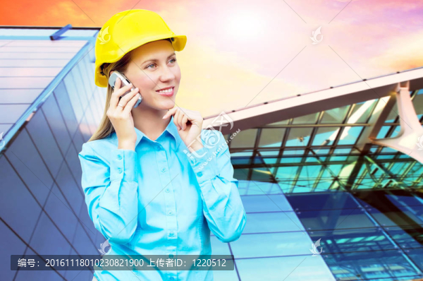站在建筑物背景上的年輕建筑師女士戴著防護(hù)頭盔