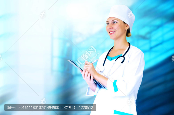 微笑的醫(yī)生在醫(yī)院背景的聽診器