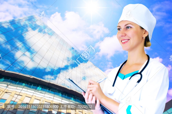 微笑的醫(yī)生在醫(yī)院背景的聽(tīng)診器
