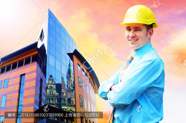 站在建筑物背景上的年輕建筑師戴著防護頭盔