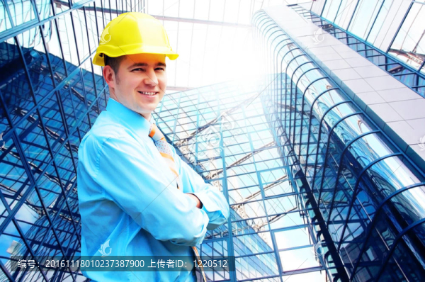 站在建筑物背景上的年輕建筑師戴著防護(hù)頭盔