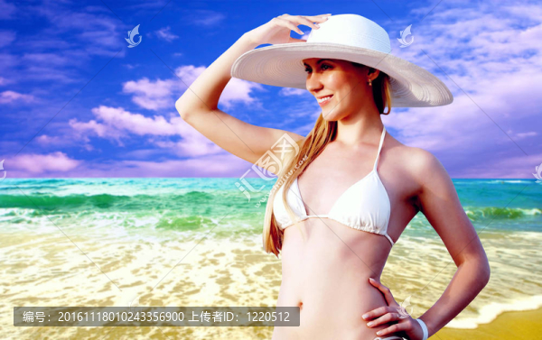 在比基尼和白帽子在陽光明媚的熱帶海灘的年輕漂亮的女人