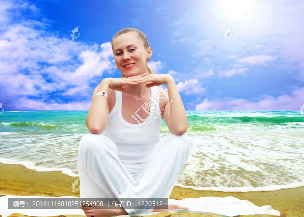 白色的年輕漂亮女人；陽光明媚的熱帶海灘上的放松
