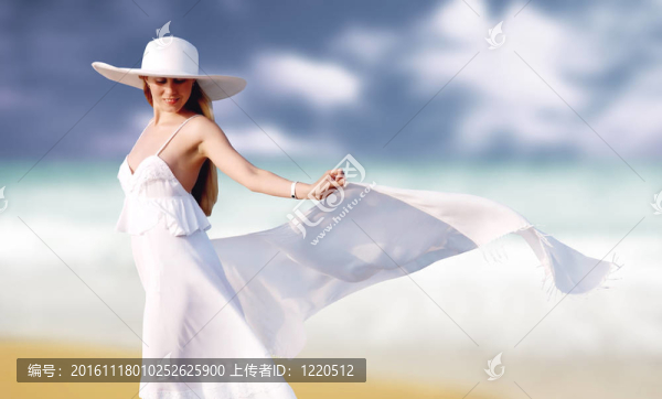 在陽(yáng)光明媚的熱帶海灘主要在白色的年輕漂亮的女人